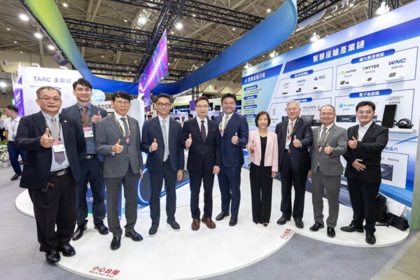 總統府資政沈榮津（右三）、經濟部次長江文若（右四）、電電公會副理事長許介立（右五）、外貿協會董事長黃志芳（左五）、經濟部產業技術司司長郭肇中（左四）等貴賓，至TARC主題館由主任委員暨車輛中心董事長王正健（左三）介紹台灣智慧車電研發實力「台北國際車用電子展」