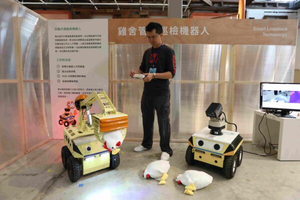 「雞舍管理巡檢機器人」結合天車與地面車,打造高低互補的監測系統。工研院/提供