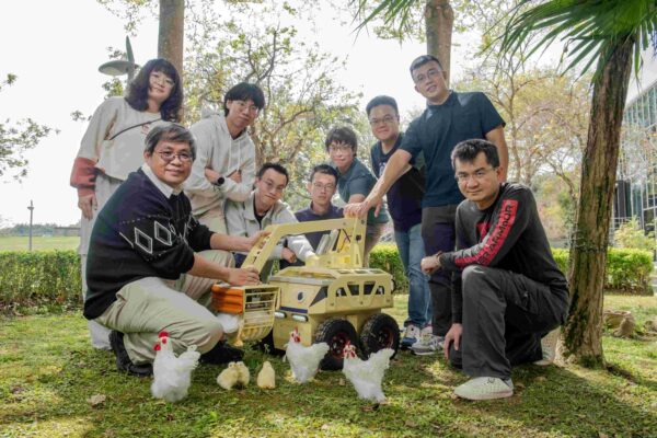 工研院中分院專案副組長柯文清與研發團隊運用科技,為臺灣畜牧業建立具韌性的日常夥伴。工研院/提供