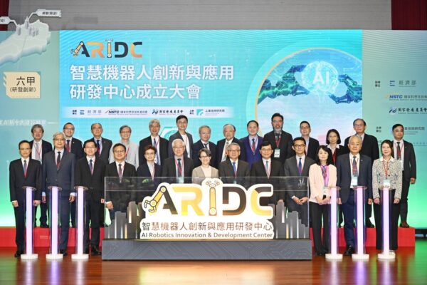 經濟部宣布,攜手國發會、國科會共同打造的「智慧機器人創新與應用研發中心」正式於工研院六甲院區成立,助攻臺廠切入全球機器人供應鏈,搶攻兆元商機。前排左起為資策會執行長范俊逸、經濟部產發署副署長鄒宇新、經濟部園管局局長楊志清、國發會副主委詹方冠、臺南市副市長趙卿惠、工研院董事長吳政忠、副總統蕭美琴、政務委員暨國科會主委吳誠文、經濟部政務次長何晉滄、經濟部產業技術司司長郭肇中、經濟部商發署署長蘇文玲、工研院院長張培仁、金屬中心董事長劉嘉茹。
