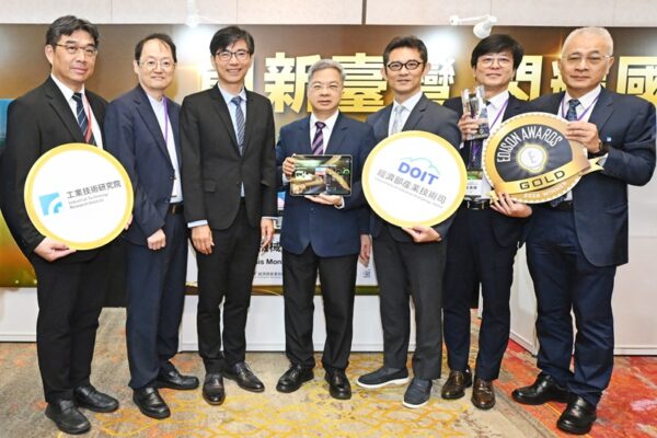 榮獲金獎的工研院「迴轉機械預兆診斷系統」將老師傅30年的維修智慧轉化為AI數位大腦，精準預測故障並防範停機風險，讓工廠告別被動搶修，成為守護產線穩定運轉的智慧守門員。圖左起為工研院機械所副所長許文通、經濟部能源署署長吳志偉、經濟部產發署署長邱求慧、經濟部部長龔明鑫、經濟部產業技術司司長郭肇中、工研院機械所組長王俊傑、工研院院長張培仁。