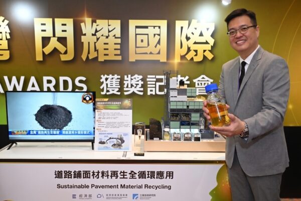 榮獲金獎的工研院「複合再生韌帶」，成功結合高強度纖維與生物陶瓷，不僅能承受重力，更能引導自體細胞生長，讓昔日運動員的夢魘，轉身為修復生命的科技奇蹟。