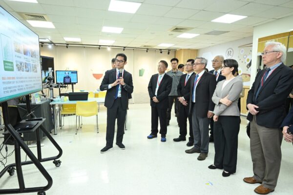 經濟部產業技術司司長郭肇中解說「智慧機器人創新與應用研發中心」的規劃與目標。前排左起為經濟部產業技術司司長郭肇中、國發會副主委詹方冠、經濟部政務次長何晉滄、政務委員暨國科會主委吳誠文、副總統蕭美琴工研院董事長吳政忠。