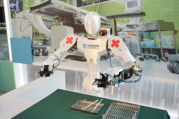 「智慧機器人創新與應用研發中心」今開幕,圖為安心器械機器人。