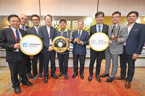 榮獲金獎的工研院「道路鋪面材料再生全循環應用」技術，成功將百萬噸廢棄瀝青點石成金，實現全循環再利用並大幅減碳，為臺灣鋪面產業開創綠色經濟的新頁。圖左起為工研院綠能所副所長萬皓鵬、工研院院長張培仁、經濟部產業技術司司長郭肇中、經濟部能源署署長吳志偉、聯岳公司董事長彭錦淼、經濟部部長龔明鑫、經濟部產發署署長邱求慧、工研院綠能所副組長陳志豪、工研院綠能所組長張文昇。