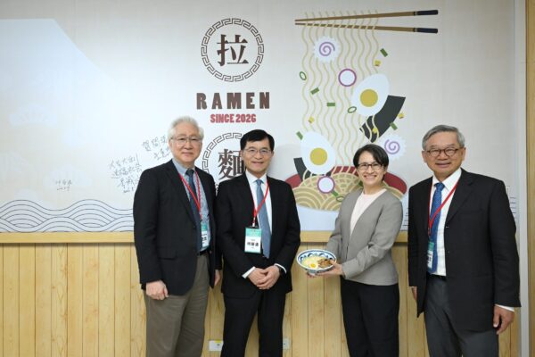 智慧機器人創新與應用研發中心今開幕,副總統蕭美琴於「工研拉麵店」祝賀開張大吉、生意興隆。左起為工研院董事長吳政忠、經濟部政務次長何晉滄、副總統蕭美琴、政務委員暨國科會主委吳誠文。