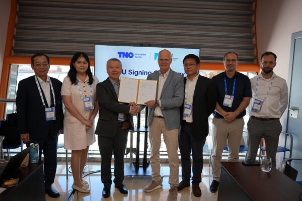 工研院與荷蘭應用科學機構(TNO)於2026 EuCNC & 6G Summit期間簽署合作協議,雙方將共同推動6G通感融合(ISAC)關鍵技術研發、實驗驗證及國際標準合作。圖左起為臺灣6G產業論壇(6GIF)秘書長陳逸萍、經濟部產業技術司科長陳曼蝶、工研院資訊與通訊研究所所長丁邦安、荷蘭應用科學研究組織(TNO)資深業務發展經理Paul Wijngaard、TNO資深科學家Haibin Zhang、TNO資深顧問Ljupco Jorguseski,以及TNO科學創新研究員Stan van Nieuwamerongen。