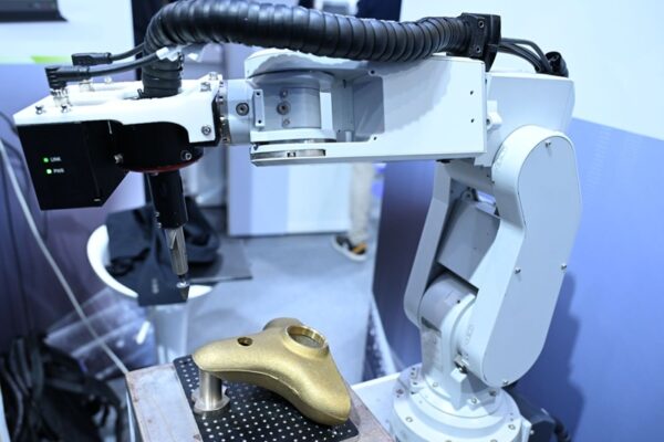 赫侖（Holon Robotics）打造經驗驅動型機器人作業系統HolonOS，整合AI、感測器與多品牌機械手臂，透過No-code操作與3D掃描自動生成作業路徑，將傳統仰賴人工經驗的製程轉化為可複製的數位資產。該公司已入選NVIDIA GTC Taipei 2026，並已切入航太與高階製造市場。