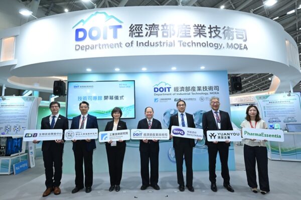 經濟部產業技術司於「BIO Asia–Taiwan 2026亞洲生技大展」，率領工研院、生技中心及食品所三大法人打造科專成果專館，展出10項前瞻創新成果。圖左起生技中心執行長李財坤、食品所所長廖啓成、工研院生醫所所長呂瑞梅、經濟部技術司副司長周崇斌、明基透析營運長林樹淳、源友企業總經理呂明哲、藥華醫藥處長羅小惠。