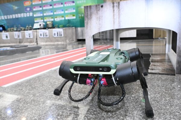 國產四足機器人於地下涵洞場域執行設備巡檢,展現上下樓梯、狹窄空間移動及設備巡查等自主作業能力。