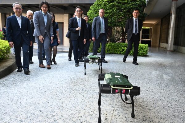 經濟部推動國產四足機器人研發平台,以「攜手產業共創開發」為核心,結合工研院跨域研發能量及國內供應鏈,攜手國內產業發展國產關鍵模組及原型機。前排左起仁寶電腦副總經理梁志賢、工研院機械所組長游鴻修、經濟部產業技術司司長郭肇中、所羅門董事長陳政隆、經濟部政務次長何晉滄。