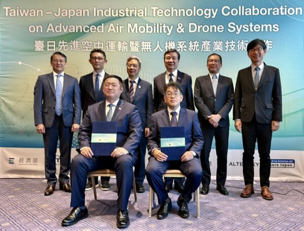 新樂飛與日本無人機應用服務業者AeroJapan合作,開發可應用於鳥獸害防治等領域的訓練型無人機產品。前排左起為新樂飛董事長許新勝、AreoJapan社長志村伊織;後排左起為經濟部國際貿易署署長劉威亷、產業技術司司長郭肇中、經濟部部長龔明鑫、駐日大使李逸洋、行政院政務委員馬永成及產業發展署署長邱求慧共同見證。