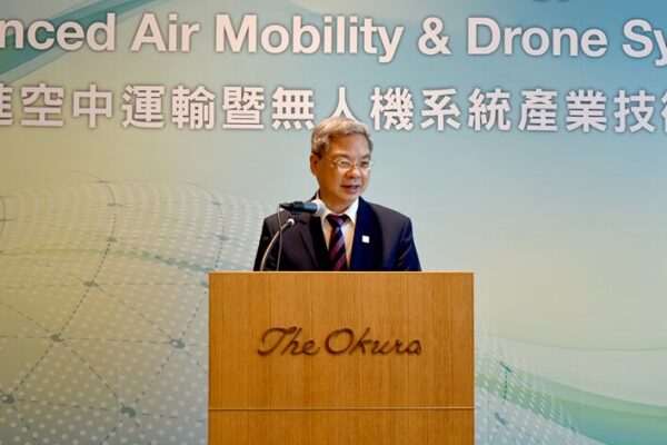 經濟部部長龔明鑫出席日本東京「臺日先進空中運輸暨無人機系統產業技術合作協定簽署儀式」,擔任見證人並致詞。「經濟部助攻臺灣無人機產業進軍日本,見證台廠攜手三家日企深化離島醫療與物流應用」