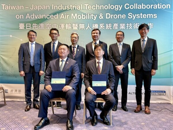 新樂飛與日本物流無人機業者AlterSky合作導入大型物流無人機商業化。前排左起為新樂飛董事長許新勝、AlterSky社長成松敏男;後排左起為經濟部國際貿易署署長劉威亷、產業技術司司長郭肇中、經濟部部長龔明鑫、駐日大使李逸洋、行政院政務委員馬永成及產業發展署署長邱求慧共同見證。