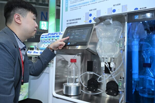 工研院開發出國內首創具備壓力感測與即時回饋控制的「自動化胞外體濃縮純化技術與系統」，整合中空纖維膜流體力學設計，於一體化機台內完成濃縮、純化與透析。