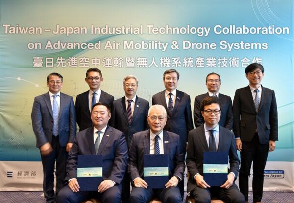工研院、新樂飛與日本先進空中移動指標業者SkyDrive 簽約。前排左起為新樂飛董事長許新勝、工研院院長張培仁、SkyDrive 社長福澤知浩;後排左起為經濟部國際貿易署署長劉威亷、產業技術司司長郭肇中、經濟部部長龔明鑫、駐日大使李逸洋、行政院政務委員馬永成及產業發展署署長邱求慧共同見證。